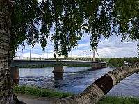 Unikátní visutý most Jätkänkynttilä přes řeku Kemijoki.