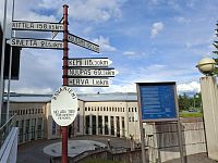 Turistický rozcestník se vzdálenostmi do různých míst nejenom ve Finsku.
