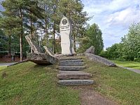 Památník Katkenneet kahleet – Zlomené (odtržené) řetězy.
