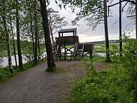 Rozhledna či ptačí pozorovatelna břehu jezera Harjulampi.