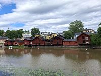 Červené sklady podél řeky Porvoonjoki.