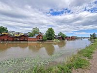 Červené sklady podél řeky Porvoonjoki.