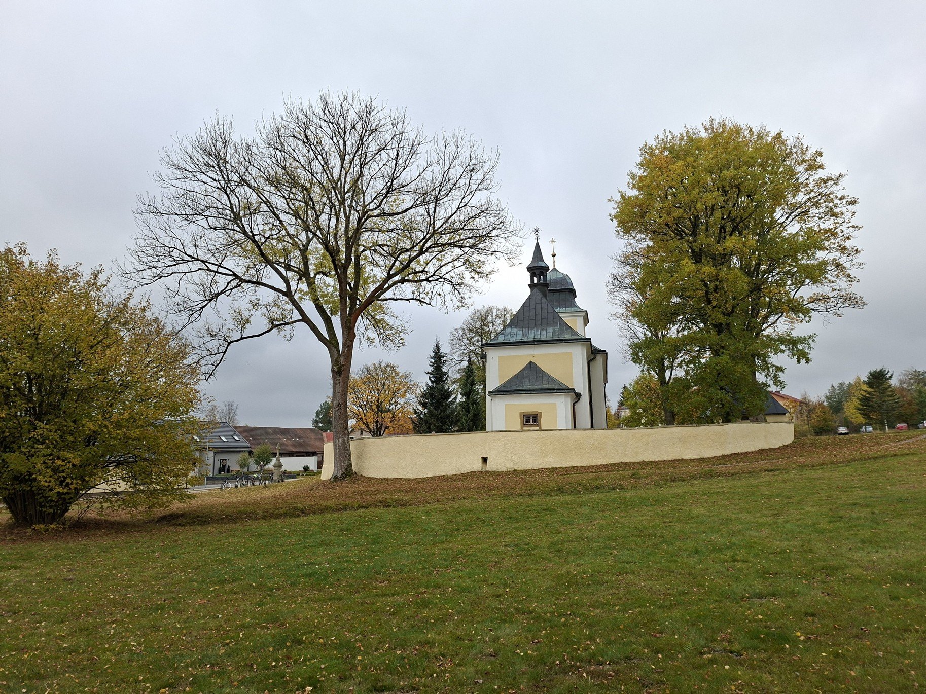 Obec Kameničky a kostel Nejsvětější Trojice