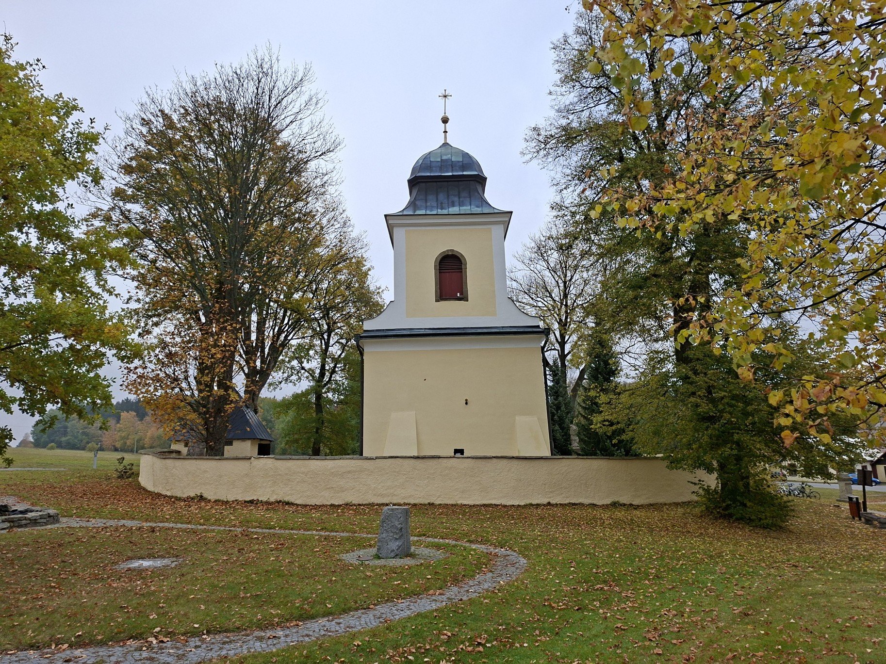 Obec Kameničky a socha sv. Jana Nepomuckého