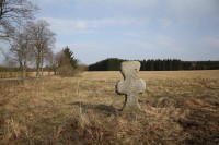 Kamenný (smírčí) kříž u silnice spojující obce Ovesné Kladruby a Mrázov