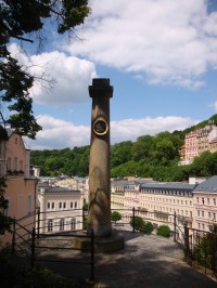 Karlovy Vary – Skalníkovy sady, svatý Bernard z Clairvaux, Sloup vévodů cambridgeských