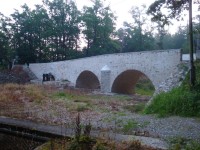 Kamenný most na hrázi rybníka Bezdrev