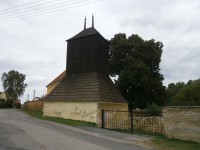 Hořešovice – dřevěná zvonice a kostel sv. Petra a Pavla