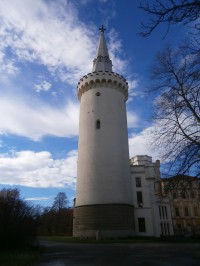 Zámek s věží ve městě Bor