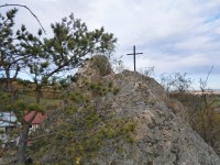 Nový Kramolín – kříž na skalce