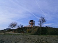 Vyhlídková věž na Kubíčkově skále u obce Tlumačov – malá, ale hezká