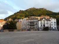 Sintra - historické centrum, nahoře Maurský hrad