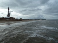 Blackpool tower, Central pier, vzadu Pleasure beach