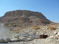 izolovaný skalní útes v Judské poušti - na vrcholu pevnost Masada