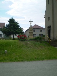 Palonín - kříž u kostela