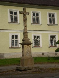 Úsov - kříž na náměstí