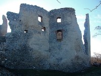 Pohľad z nádvoria pred hradom - južná strana