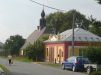 Řídeč - dům s věžičkou i barokní socha anděla