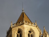 Burgundsko s typickými barevnými střechami