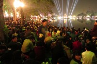 Ukáznění obyvatelé Hanoje čekají na půlnoční ohňostroj