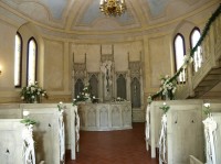 Svatebně vyzdobená kaple mimo vánoční čas