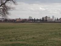 Chválkovice, pohled od črnovírského lesa (v pozadí bývalý mlýn a vysokoškolské koleje)
