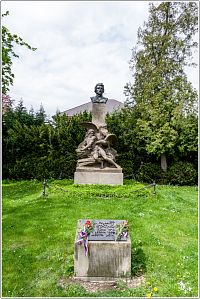 53-Socha Prométhea s bustou K. H. Borovského