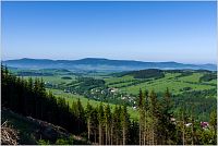 10-Bukovohorská hornatina z modře značené cesty. Vlevo Buková hora, uprostřed Suchý vrch, vpravo Vysoký kámen. Dole v údolí Dolní Morava.