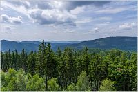 17-Dzikowiec, výhled z rozhledny. Vpravo Lesista Wielka, vlevo Stožek Wielki, vzadu Javoří hory.