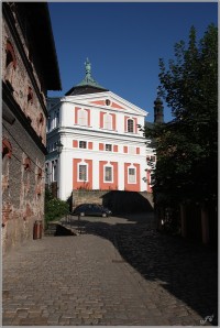 2-Před klášterem