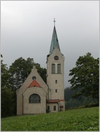 Evangelický kostel v Herlíkovicích - pohled z modře značené cesty z Vrchlabí