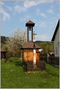Zvonička a kříž v Podmoklanech
