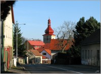 Kostel sv. Vavřince v Seči, pohled ze silnice od Běstvin