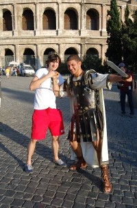 Zmíněný gladiátor a fotka za dvacet euro. Skoro. :-) Český nechtěl.