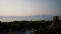 Romatický pohled na jezero. Příjemný pohled před infarktem 
