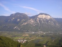 Vyzývavá stěna Madruttberg na protilehlé straně údolí řeky Etsch (Adige)