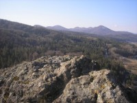 Pohled ze skály na jih na vrch Kojatín