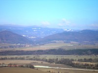 Na protější straně Žiarské kotliny se táhne hřbet Vtáčnika