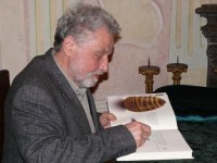 Historik Pavel Dvořák při autogramiádě
