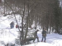 Skupinka nad vodopádem. Sněhu je zde ještě dost