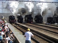 Parní lokomotivy i pancéřový vlak v plném nasazení
