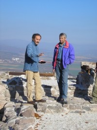 Václav Hanuliak, vedúci archeologického výskumu na Pustom hrade v rokoch 1992 - 2008, v rozhovore s primátorom Zvolena Miroslavom Kuseinom