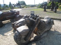 Dřevěné sochy u Staré hospody,motorka