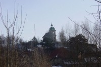 Kostelíček je takto viditelný z obce Liběchov