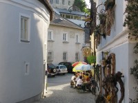 Heurige - vinný šenk na klidné ulici v Kremsu