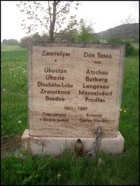 deska na bývalém hřbitově obce