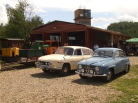 Výlet sběratelů autoveteránů v areálu muzea - vlevo Tatra 603, vpravo Saab