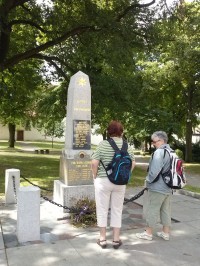 5.Památník obětem války na okraji parku
