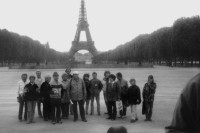 Naše částečná parta z autobusu před Eiffelovkou, vepředu uprostřed průvodce s bílou čepičkou