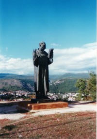 14.Další socha mnicha u kláštera z druhé strany